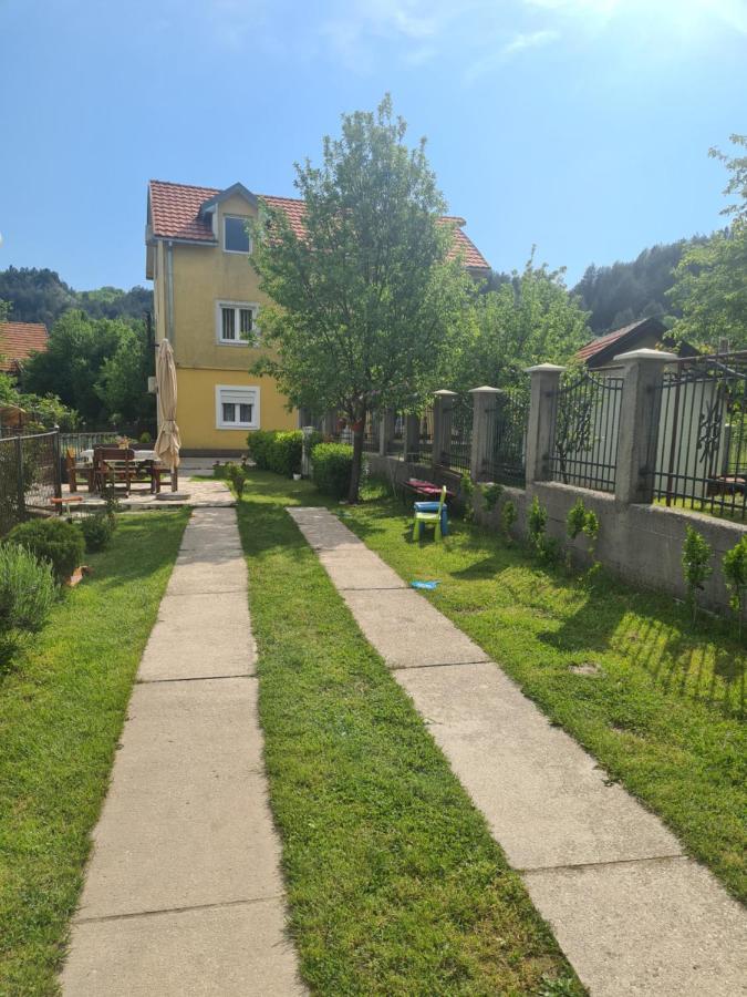 Lucic Guesthouse Цетине Екстериор снимка